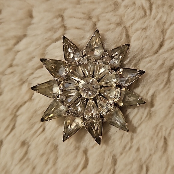 #0110 Flower brooch Glass? - Picture 1 of 4